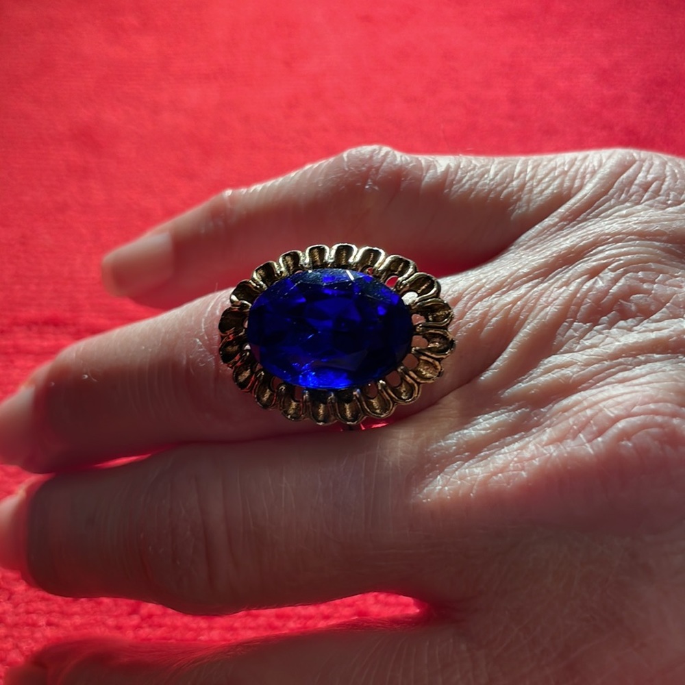 Gold ring with large blue gemstone - Picture 2 of 4
